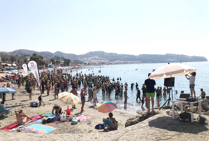 Un día fantástico y con la mar en calma para los 360 nadadores que participan en la XX Travesía a Nado de La Herradura